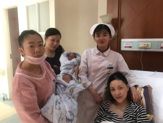 真愛(ài)婦產(chǎn)迎來(lái)雙胞胎公主，勇敢寶媽為愛(ài)堅持順產(chǎn)