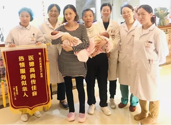 真愛(ài)婦產(chǎn)迎來(lái)雙胞胎公主，勇敢寶媽為愛(ài)堅持順產(chǎn)