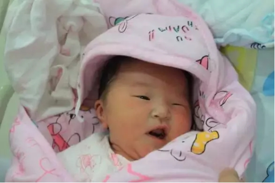罕見(jiàn)!江城230斤孕婦順利產(chǎn)下7斤寶寶!