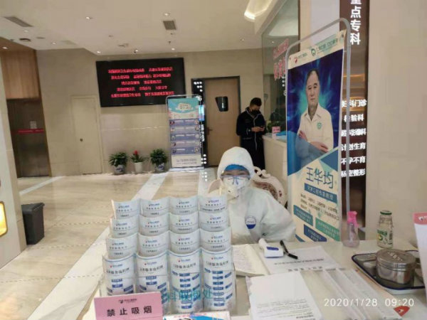 武漢仁愛(ài)醫院22歲的護士遞上了入黨申請書(shū)
