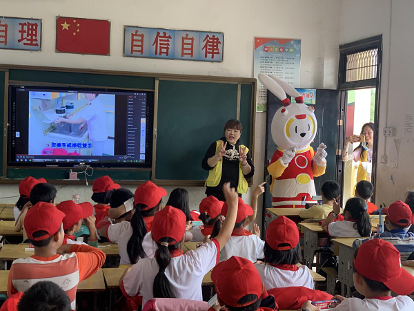 助力公益，奉獻愛(ài)心|德韓口腔走進(jìn)麻城乘馬崗凱德希望小學(xué)