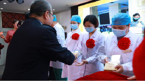 武漢仁愛(ài)醫院2020年新冠肺炎抗疫白衣天使紀念章頒獎大會(huì )