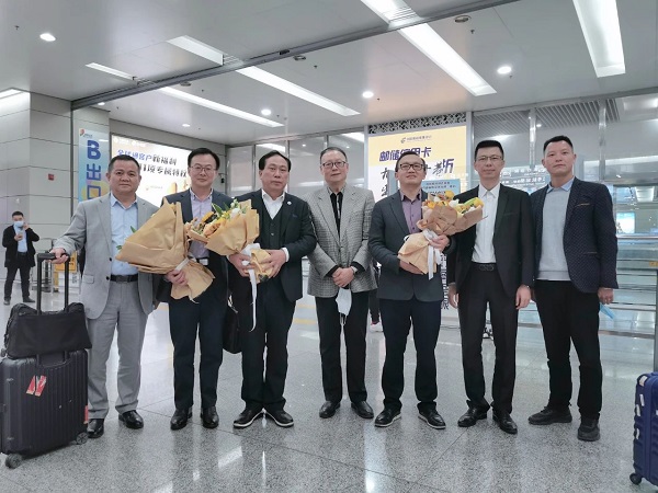 中國非公立醫療機構協(xié)會(huì )領(lǐng)導蒞臨貴陽(yáng)德韓口腔醫院考察指導工作