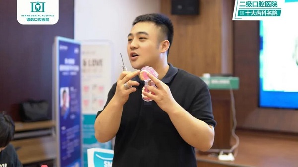 周相宏到我院開(kāi)展隱形正畸“微種植支抗釘技術(shù)”交流會(huì )