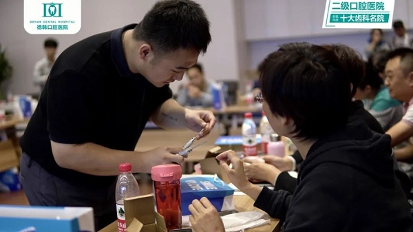 周相宏到我院開(kāi)展隱形正畸“微種植支抗釘技術(shù)”交流會(huì )