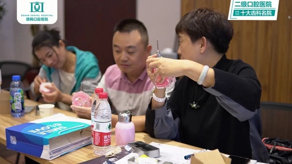 周相宏到我院開(kāi)展隱形正畸“微種植支抗釘技術(shù)”交流會(huì )
