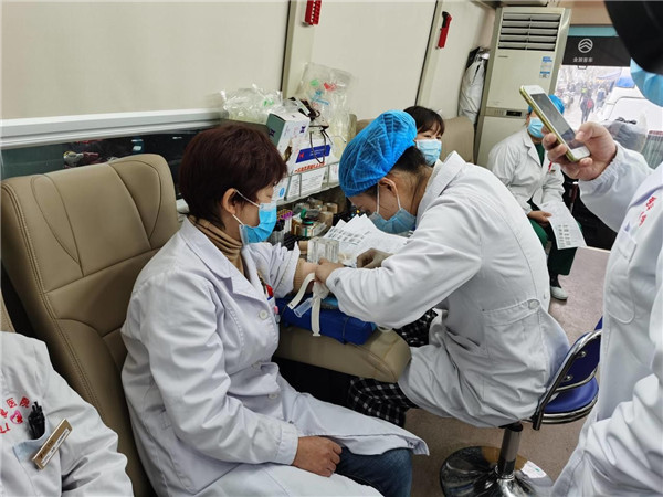 血源告急,武漢仁愛(ài)醫院白衣天使忙獻血