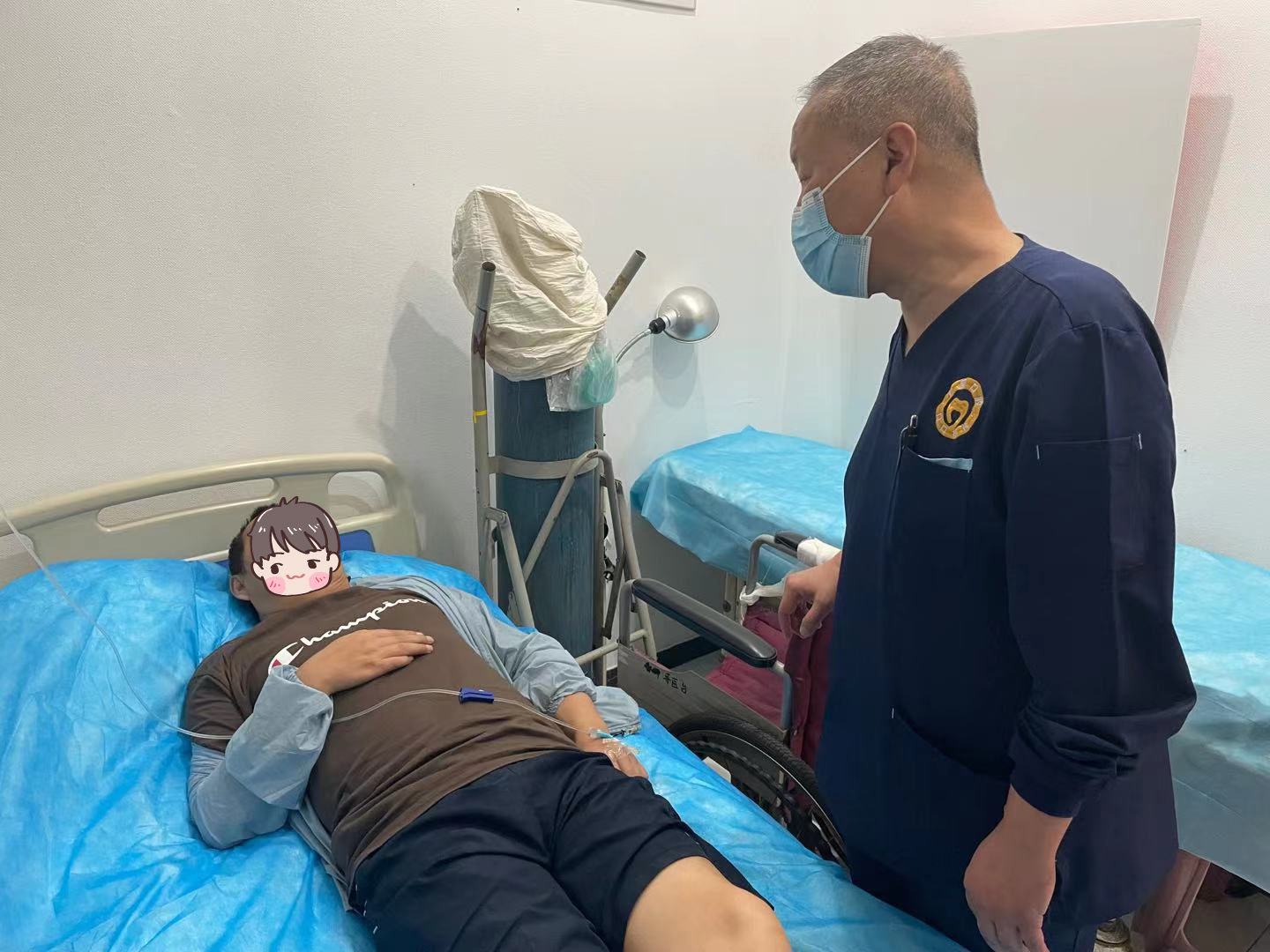 暑日下武漢一市民路邊突發(fā)癲癇 附近愛(ài)心醫院緊急救治