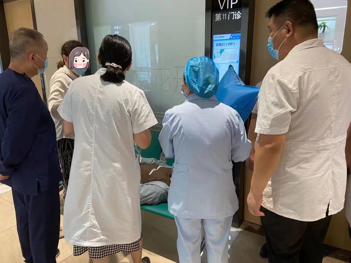 暑日下武漢一市民路邊突發(fā)癲癇 附近愛(ài)心醫院緊急救治